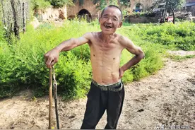 6旬大叔深山养羊住无门窑洞，年赚10万怀揣两个梦想，到底是啥图片