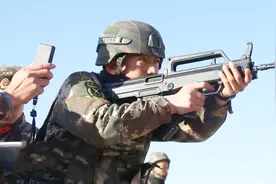 帅爆！特战队员快速换弹匣 关键时刻靠它克敌制胜视频封面