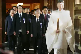 围绕神社参拜的胆小鬼游戏：靖国神社和日本政治的纠缠到底有多深图片