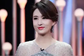 42岁央视女主播张蕾，海边度假穿白底印花泳衣，气质绝佳显年轻图片