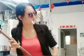 安徽“村霸”母女落网：其中一人为网红，被抓后村民放鞭炮庆祝图片