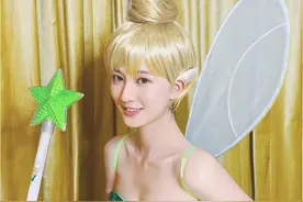 乔欣真是鬼马精灵！金色丸子头绿色亮片裙搭魔法棒，灵动又洋气图片