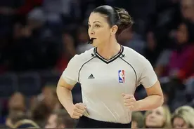 NBA美女裁判场上遇“尴尬”，黑人球员摸错部位，詹姆斯点名称赞图片