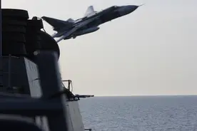 俄军苏24战机和美国宙斯盾战舰，又在黑海狭路相逢，谁更厉害？图片