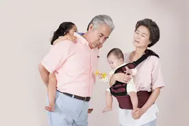 三胎政策放开，带娃主力军四位老人有何想法？与想象中不太一样图片