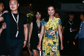 邓文迪首次携21岁男友北京亮相，一袭高开叉的黄裙惊艳全场图片