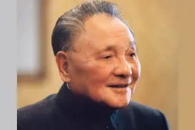 邓小平晚年看纪录片，指着屏幕上的自己问道：这个人是谁啊？图片