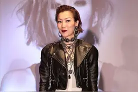 郑秀文还挺会赶时髦，穿着一身朋克造型，但嘴巴颜色像“中毒”了图片
