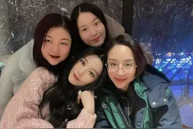 张钧甯范冰冰同框，雪中送炭友情不一般，戴金丝镜差点认不出图片