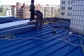 农村随处可见的彩钢瓦房，为何要强制拆除？看看它的危害有多大图片