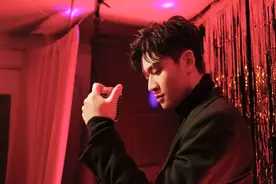 亚洲创作新天王名不虚传 周兴哲1年孵20首歌 递完美两专图片