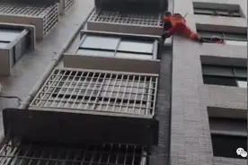 【险情】老人悬空五楼被卡命悬一线 消防争分夺秒成功救援图片