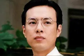 《正阳门下》朱铁，结婚11年0绯闻只爱老婆，三世同堂成人生赢家图片