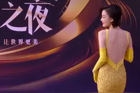 微博之夜，江疏影被毛晓彤抢C位，关晓彤一脸呆，最尴尬的是肖战图片