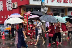 亚洲高考工厂毛坦厂万象：有人开保时捷来租房陪读，神树祭拜被禁图片