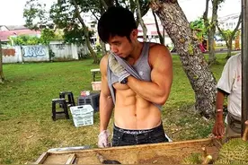 如果肌肉男出来摆地摊，要卖些什么？卖榴莲的“周杰伦”是亮点图片