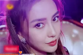 杨颖做客《天天向上》，拥有仙女范和蚂蚁腰，并不影响她大吃大喝图片