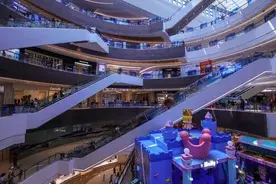 “你不走我走”，宝妈生气把孩子留商场，3分钟后急得四处找娃图片