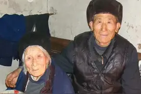 “外公亲吻外婆遗像”看哭无数网友：岁月苦短，唯有相思情长图片