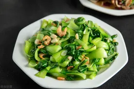 炒绿叶菜，直接下锅可不行，记住2个窍门，出锅翠绿入味不出水图片
