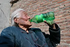 102岁奶奶“豪横”生活，喝白酒，吃猪头肉，喝饮料，最爱逛街图片