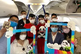 向劳动者致敬 四川航空“五一”主题航班起飞图片
