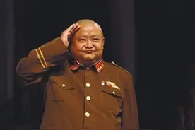 傻儿师长：娶40个老婆，2天击杀2个日军将军，敢拿枪打红卫兵图片