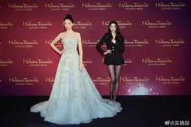 关晓彤看到自己的蜡像呆住，像得有点可怕图片