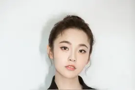 张佳宁出席时尚盛典，造型精致化身甜系少女图片