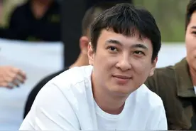比王思聪大三岁的女富豪，23岁家破人亡接手公司，现成千亿巨富图片