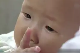 湖南妹子意外怀孕产子，残疾爸爸每月60元都不给，感人的纪录片图片