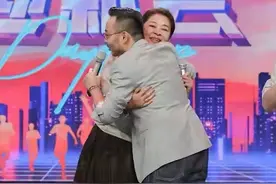倪萍变瘦后乱穿衣，衬衫配灯笼裙挺时髦，“大头鞋”却暴露了年龄图片