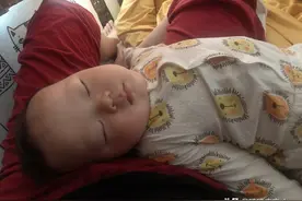 孩子，就一定要在妈妈身上睡觉吗？下来好不好图片