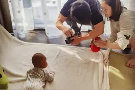 郑恺夫妇给女儿拍百天照走红了，网友：这才是最高级别的“炫娃”图片