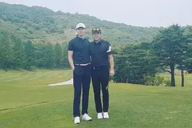 玄彬孙艺珍“高尔夫约会”藏不住！玄彬穿polo衫留胡子，变帅大叔图片