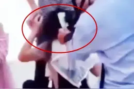 妈妈强行摁住女儿剪头发：为了几个钱值得吗？妈妈这样做，对吗？图片