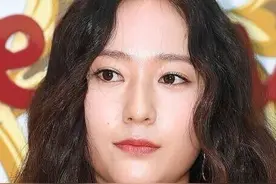 26岁郑秀晶罕见现身，穿抹胸紧身裙勾勒身材，发福明显手臂略粗壮图片