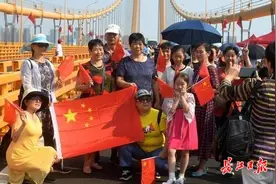 4000余市民游客打卡杨泗港长江大桥 | 图集图片