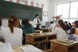 “请倒数第一名家长讲话”，宝妈不卑不亢的发言，让老师羞愧道歉图片