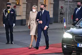 法第一夫人终于换发型了！穿黑丝袜配高跟鞋，马克龙笑得合不拢嘴图片