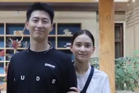 何超莲跟窦骁回西安第二弹：紧搂胳膊像小朋友，白里透红气色好图片