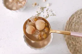 夏季清热降火好帮手，来一锅绿豆莲子汤，绵软香甜还消暑止渴图片