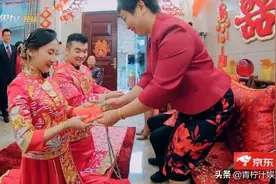何雯娜出阁酒只办2桌酒，10道菜很简朴，妈妈边哭边给女儿梳头图片