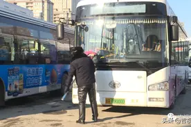 “低温空调车”频遭吐槽，记者多路体验，帮乘客“找温度”图片