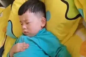 幼儿园小朋友事午休时哄自己睡觉，忧愁表情触动老师，网友：心疼图片