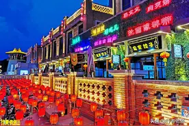 陕西宝鸡端午节的夜晚，陈仓老街人头攒动，尽显人间烟火气图片