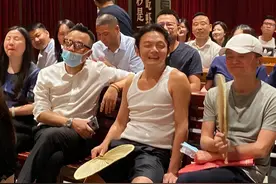 陪马云打卡的背心男：摆摊炸串起家，开了家亚洲最大的小龙虾馆图片