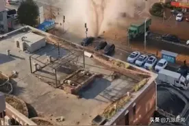 大连一供暖管道发生爆裂，热水涌出十余米高，应急管理局：暂无人员伤亡图片