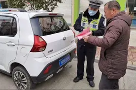 老大爷开代步车上路，被交警拦下后反问：买的时候你干啥去了？图片