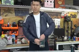 男子发明“作弊”酒杯，能容纳4000毫升，瞬间成酒桌上的亮点图片